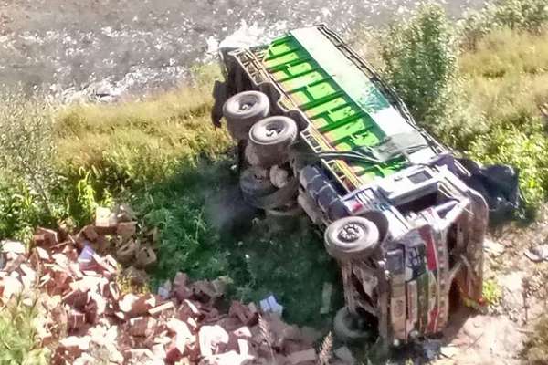 जुम्लामा स्याउ बोकेको ट्रक दुर्घटना हुँदा एक जनाको मृत्यु
